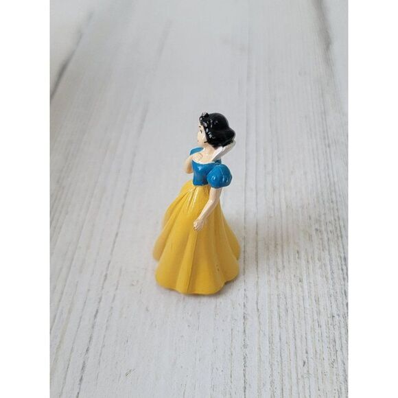 Mini snow white Disney princess Pixar toy figure - Picture 2 of 5